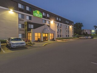 La Quinta Inn & Suites by Wyndham Warwick Providence Airport
