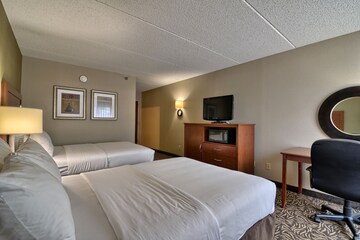 Clarion Inn & Suites – University Area