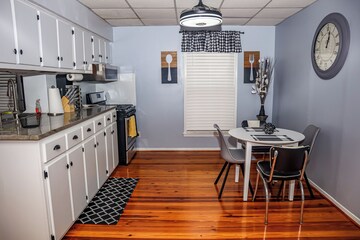 Downtown Cozy 2 BR Apt – 4min drive MardiGras Park