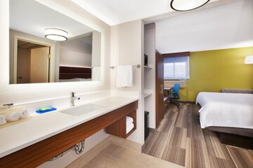 Holiday Inn Express Fairfax – Arlington Boulevard by IHG