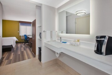 Holiday Inn Express Fairfax – Arlington Boulevard by IHG